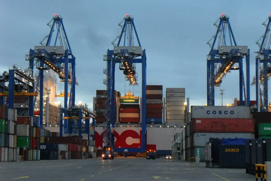 L’Europe confrontée à la congestion et à une faible demande, tandis que les tarifs mondiaux du fret maritime atteignent leur plus bas niveau en 20 mois.