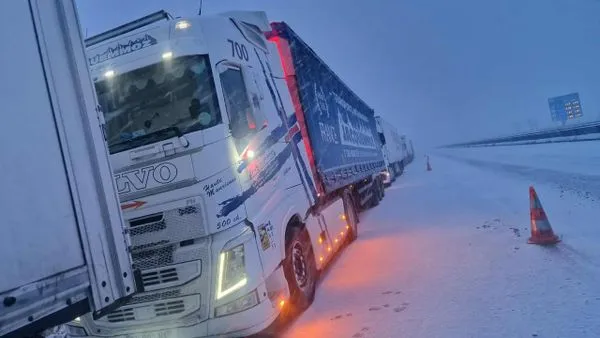 Chutes de neige : de nombreux camionniers bloqués sur le bord des routes