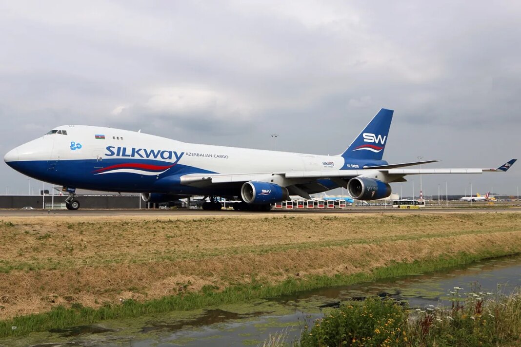 Un Boeing 747 de Silk Way, transportant le matériel logistique du MotoGP, se dirige vers Brasília.