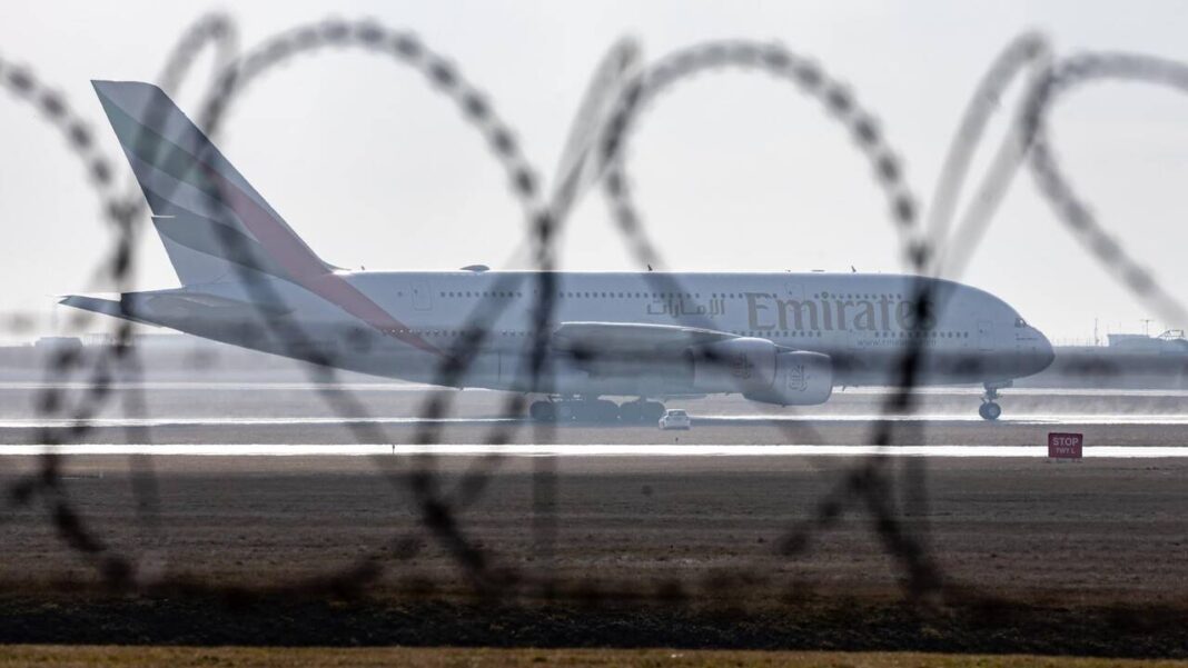Avions cloués au sol et navires bloqués dans les ports : la guerre en Iran engendre un chaos logistique rappelant la crise du coronavirus.